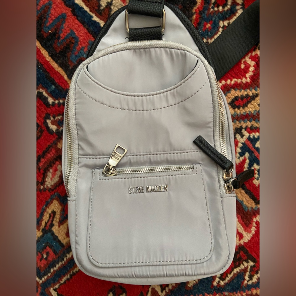 Steve Madden sling/ pack